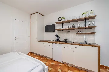 Linardići Studio Apartment with Heated Pool