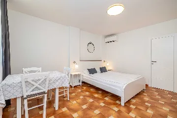 Linardići Studio Apartment with Heated Pool