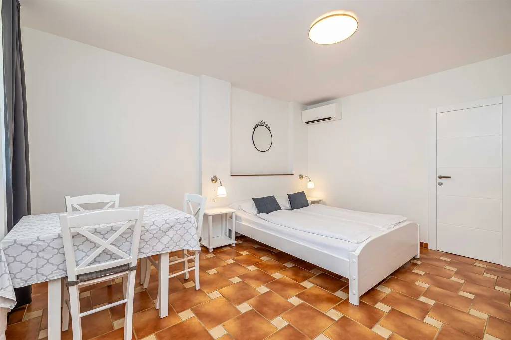 Linardići Studio Apartment with Heated Pool