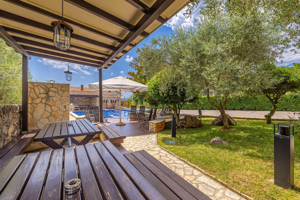 Linardići Studio Apartment with Heated Pool