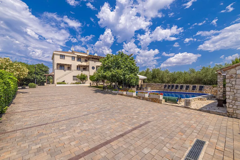 Linardići Studio Apartment with Heated Pool