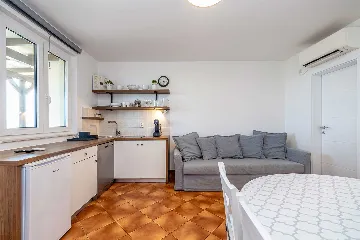 2-Bedroom Apartment in Linardići with Heated Pool