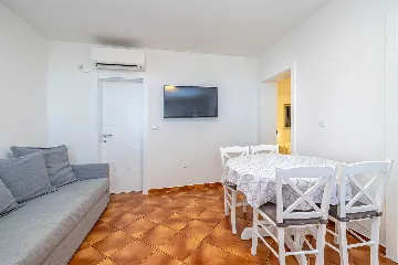 2-Bedroom Apartment in Linardići with Heated Pool