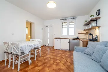 2-Bedroom Apartment in Linardići with Heated Pool