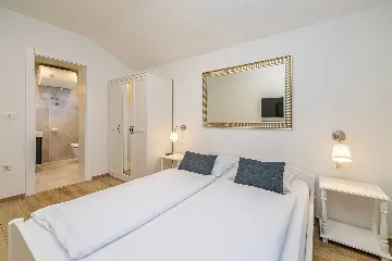 2-Bedroom Apartment in Linardići with Heated Pool