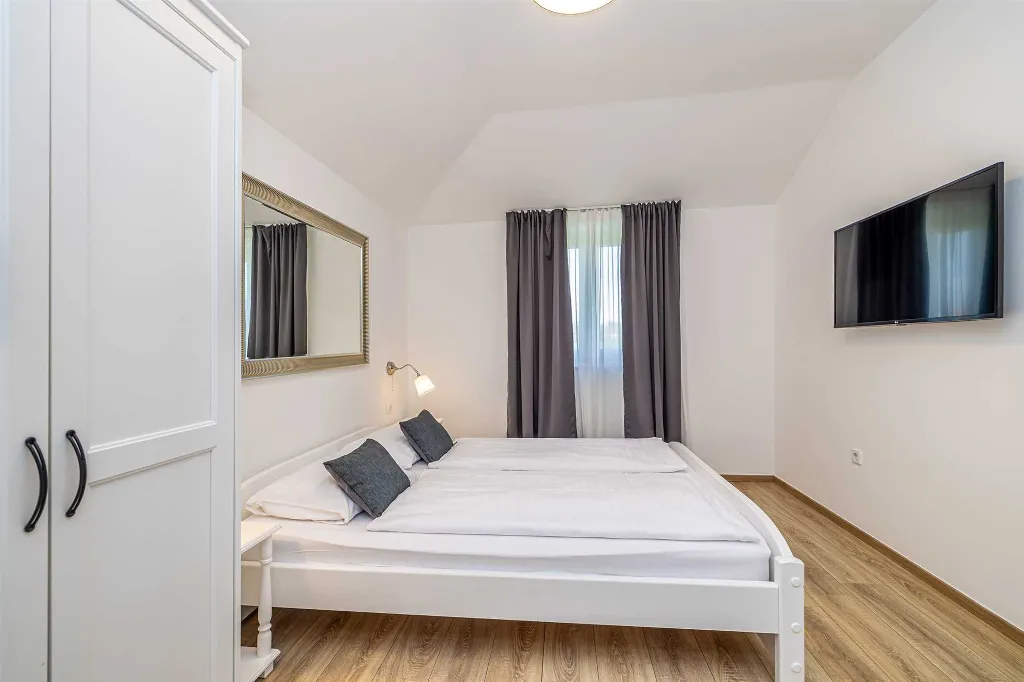 2-Bedroom Apartment in Linardići with Heated Pool