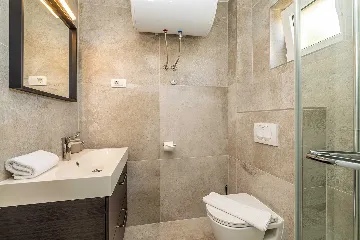 2-Bedroom Apartment in Linardići with Heated Pool