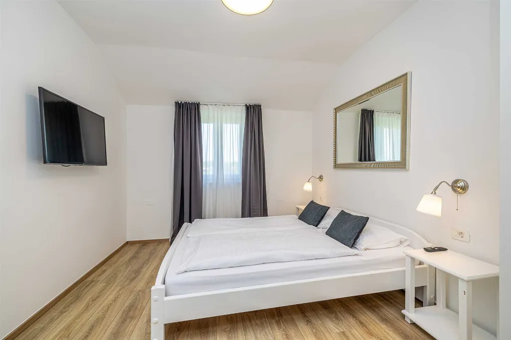 2-Bedroom Apartment in Linardići with Heated Pool