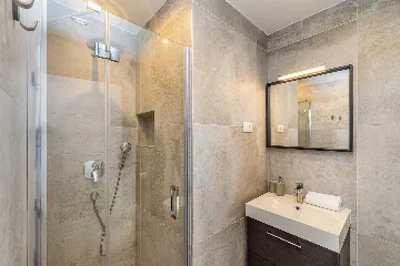 2-Bedroom Apartment in Linardići with Heated Pool