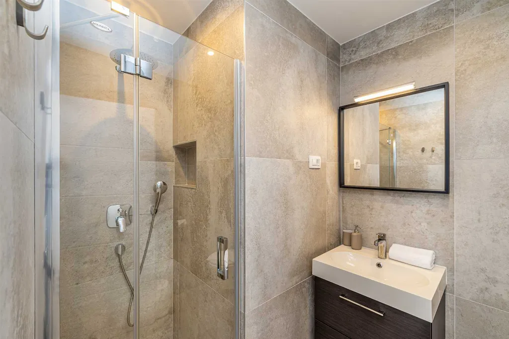 2-Bedroom Apartment in Linardići with Heated Pool