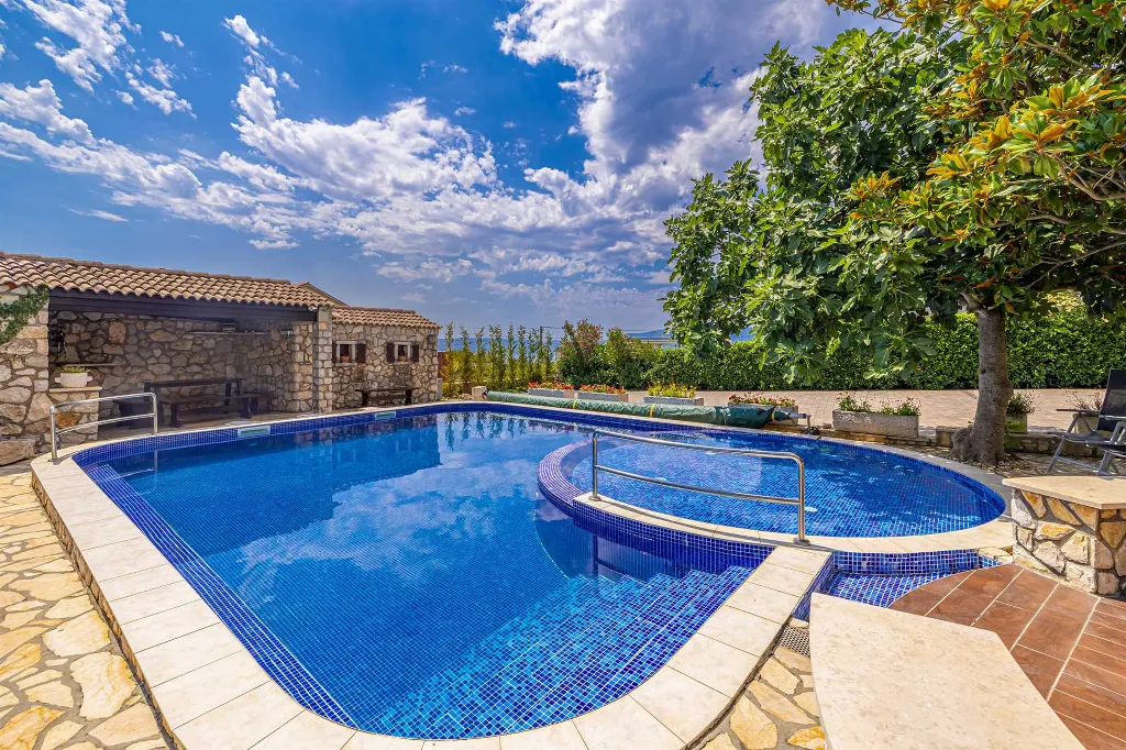 2-Bedroom Apartment in Linardići with Heated Pool