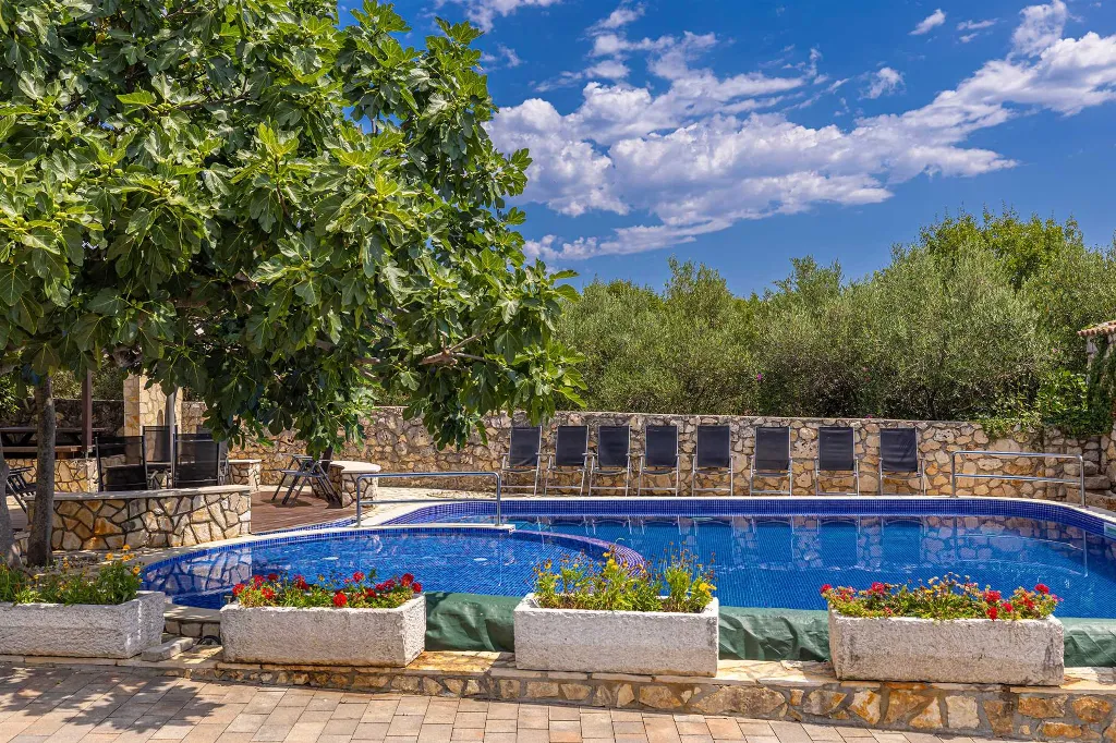 2-Bedroom Apartment in Linardići with Heated Pool