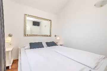 Linardići 2-Bedroom Apartment with Heated Pool