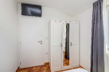 Linardići 2-Bedroom Apartment with Heated Pool