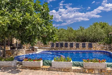 Linardići 2-Bedroom Apartment with Heated Pool