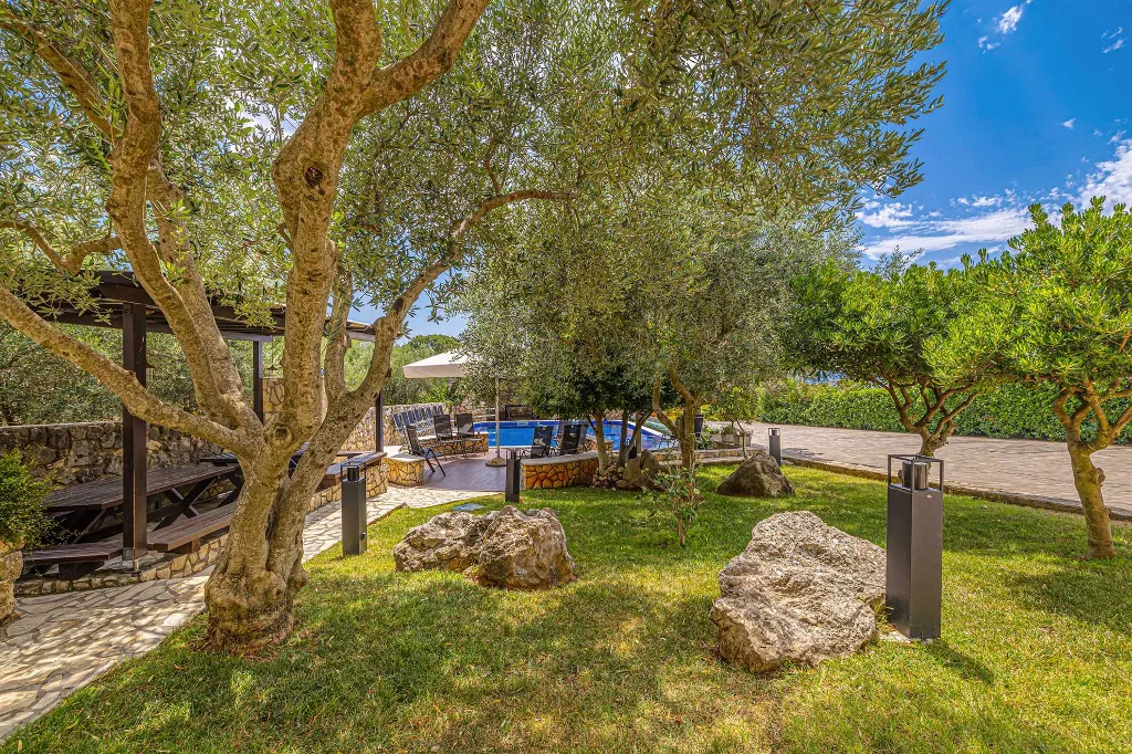 Linardići 2-Bedroom Apartment with Heated Pool