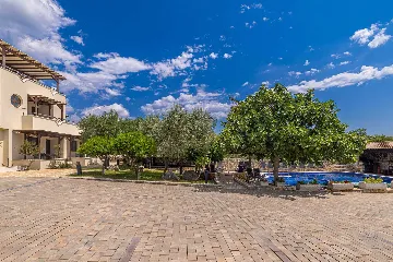 Linardići 2-Bedroom Apartment with Heated Pool