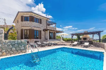 4-Bedroom Villa with Private Pool in Linardići