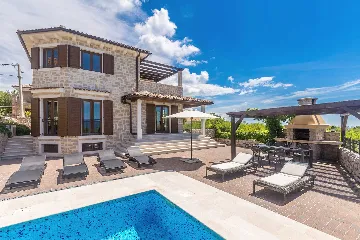 4-Bedroom Villa with Private Pool in Linardići