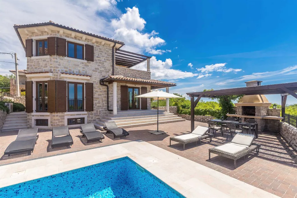 4-Bedroom Villa with Private Pool in Linardići