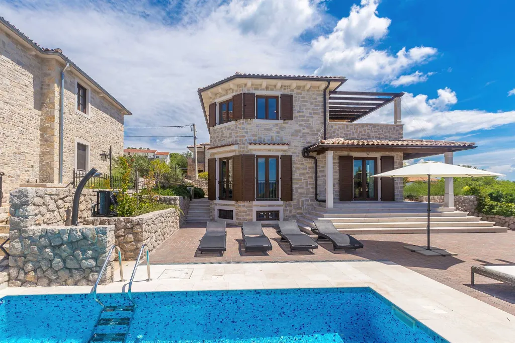 4-Bedroom Villa with Private Pool in Linardići