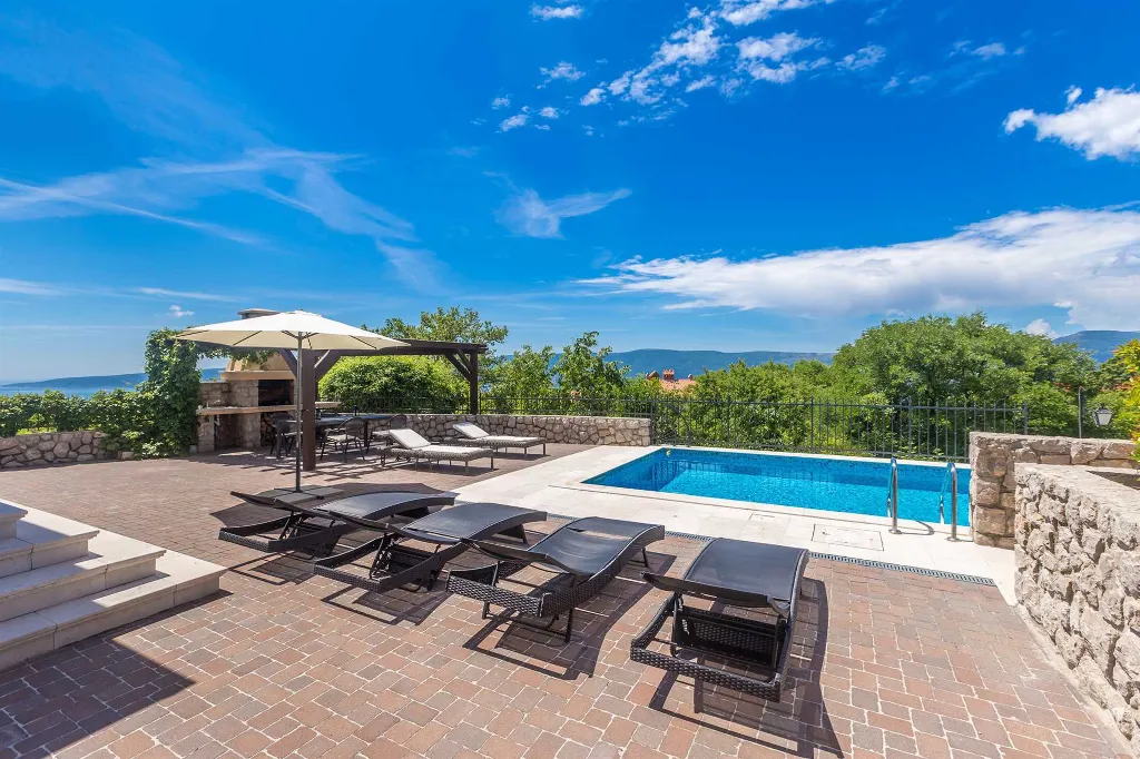 4-Bedroom Villa with Private Pool in Linardići