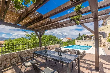 4-Bedroom Villa with Private Pool in Linardići