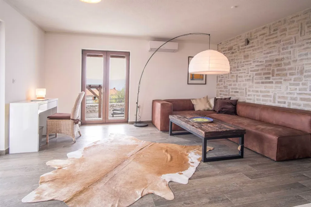 4-Bedroom Villa with Private Pool in Linardići