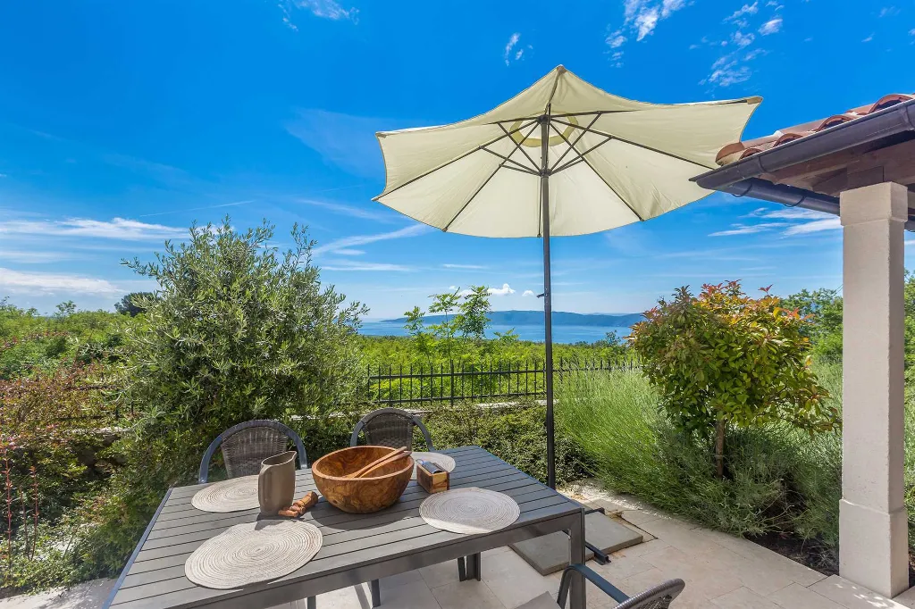 4-Bedroom Villa with Private Pool in Linardići