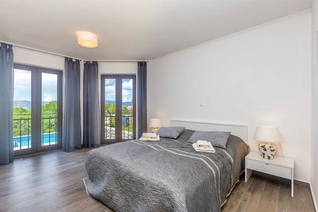 4-Bedroom Villa with Private Pool in Linardići