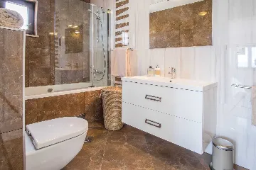 4-Bedroom Villa with Private Pool in Linardići