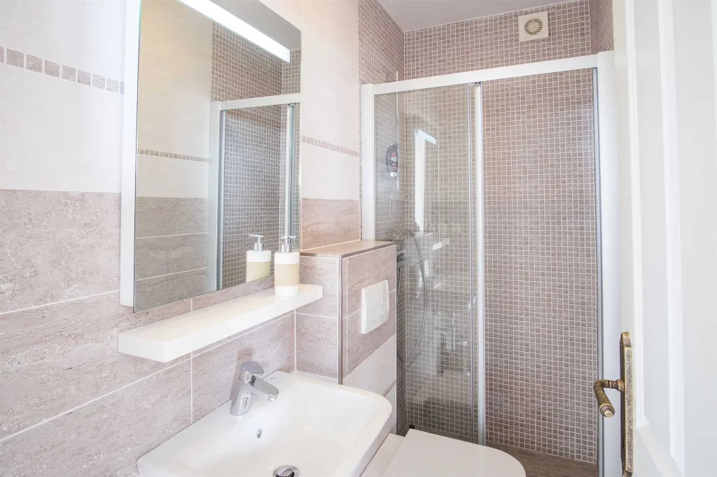 4-Bedroom Villa with Private Pool in Linardići