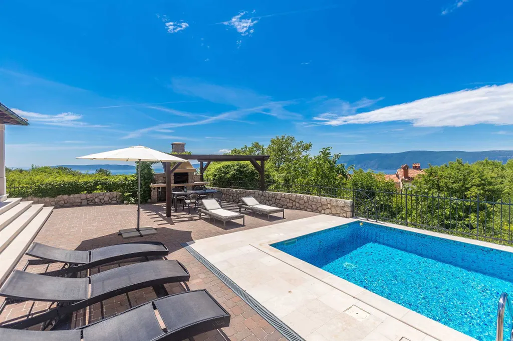 4-Bedroom Villa with Private Pool in Linardići
