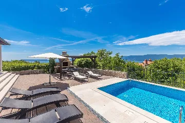 4-Bedroom Villa with Private Pool in Linardići