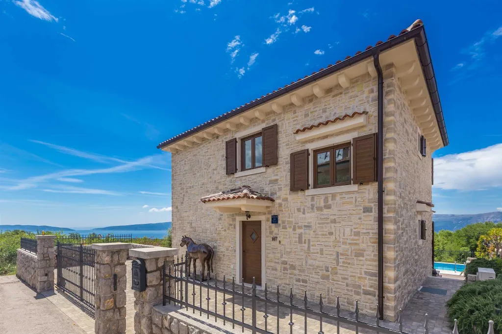 4-Bedroom Villa with Private Pool in Linardići