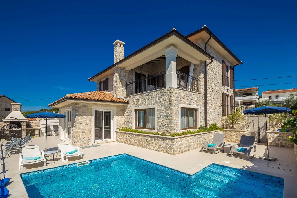 4-Bedroom Villa in Linardići with Heated Pool