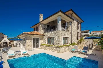 4-Bedroom Villa in Linardići with Heated Pool