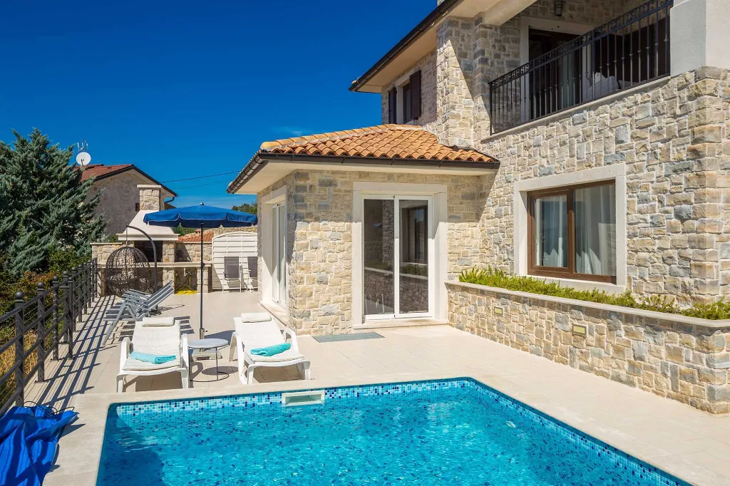 4-Bedroom Villa in Linardići with Heated Pool