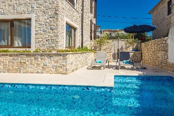 4-Bedroom Villa in Linardići with Heated Pool