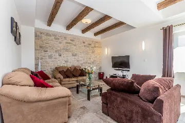 4-Bedroom Villa in Linardići with Heated Pool