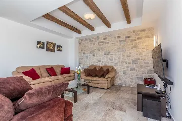 4-Bedroom Villa in Linardići with Heated Pool