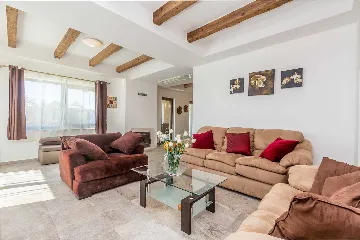 4-Bedroom Villa in Linardići with Heated Pool