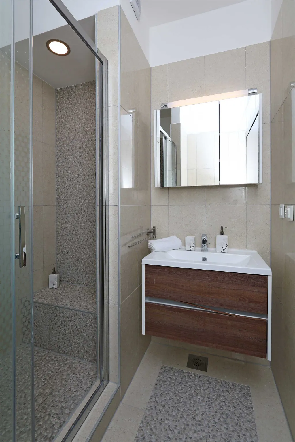 4-Bedroom Villa in Linardići with Heated Pool