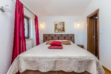 4-Bedroom Villa in Linardići with Heated Pool