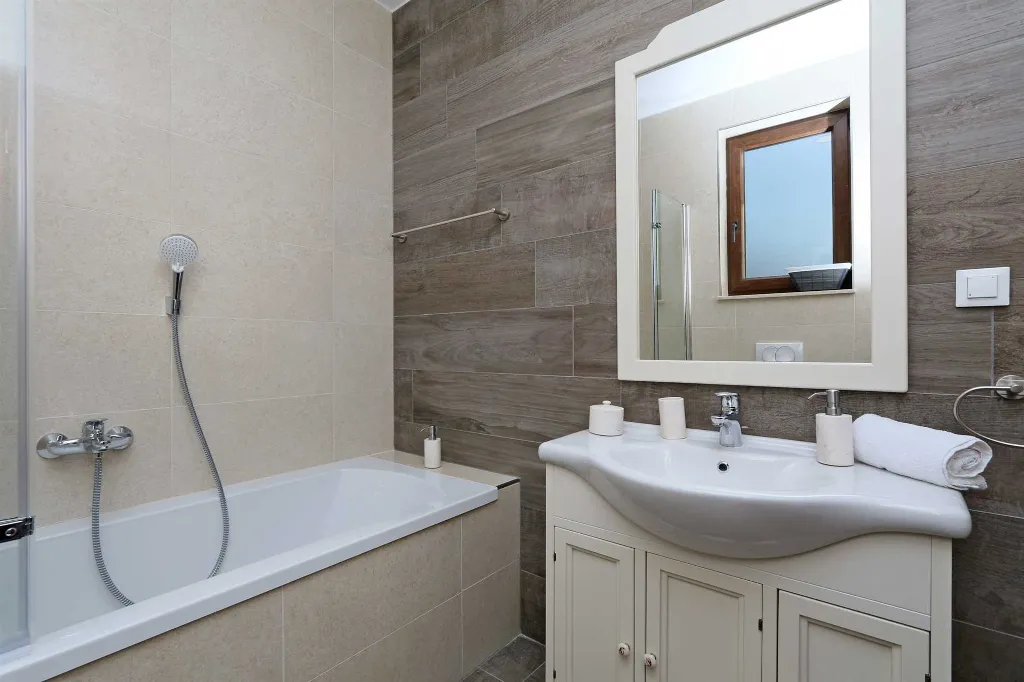 4-Bedroom Villa in Linardići with Heated Pool