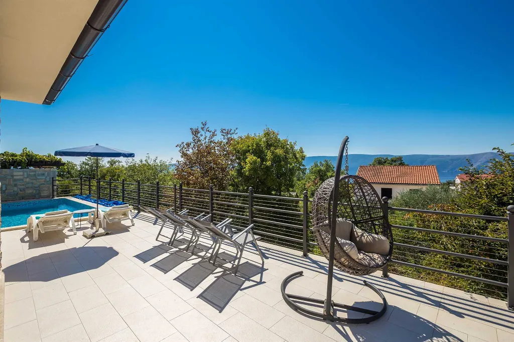4-Bedroom Villa in Linardići with Heated Pool