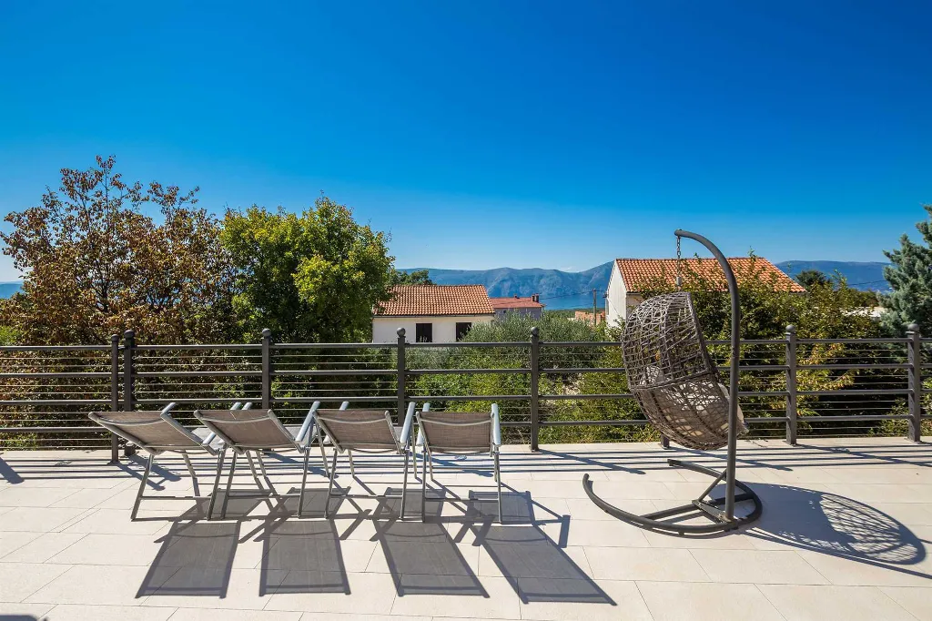 4-Bedroom Villa in Linardići with Heated Pool