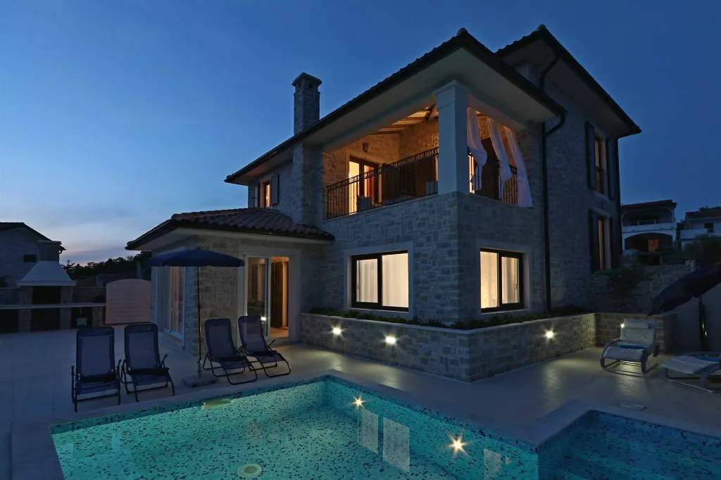 4-Bedroom Villa in Linardići with Heated Pool