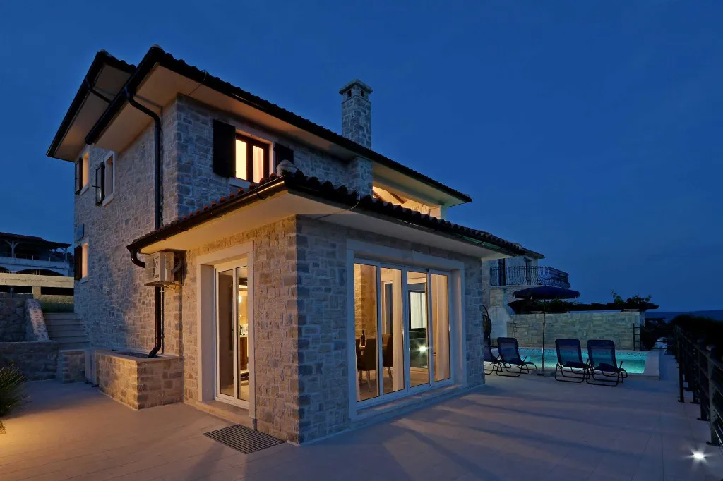 4-Bedroom Villa in Linardići with Heated Pool