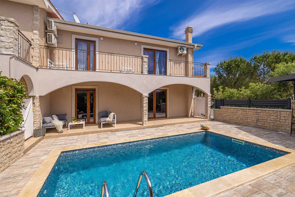 Four-Bedroom House in Linardići for 8 Guests